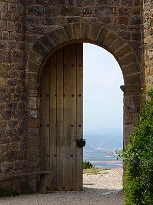 Archivo:Puerta de la muralla que da entrada al castillo