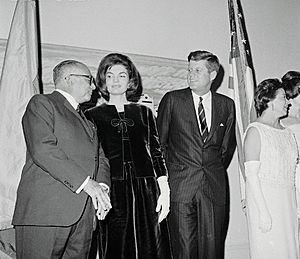 Archivo:Rómulo Betancourt, Jacqueline Kennedy and JFK