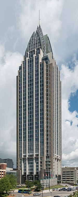 Archivo:RSA Battle House Tower, Mobile, Southeast view 20160712 1