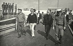 Archivo:Rabin and Peres visit Israeli MissleBoat SQN 1975