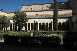 Archivo:Santa María la Real de Nieva Claustro 421