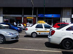 Archivo:Taxi en Caracas frente al banco Mercantil
