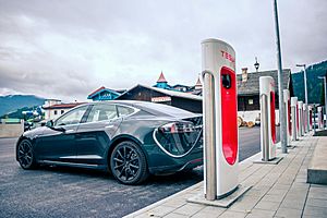 Archivo:Tesla Supercharger in Flachau Österreich 03