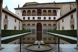 Archivo:The Myrtle Patio in the Nasrid Palace