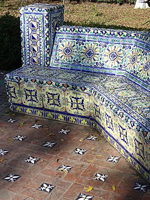 Archivo:Tiled Seating by Park Fountain - Historic Center - Saltillo - Coahuila - Mexico (31328489347)