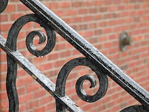 Archivo:Wrought iron railing