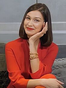 (Marie Claire Korea) 마리25주년 스타들의 축하 릴레이 - 벨라 하디드 (1) (cropped).jpg