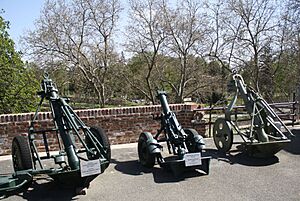 Archivo:120mm HM-38, 120mm UB M52A kalemegdan