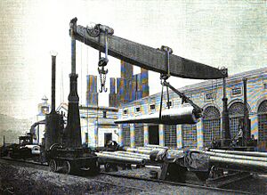 Archivo:1889-11-08, La Ilustración Española y Americana, Fábrica de Trubia.—Maniobra de montar en el «truck» de transporte los cañones de 32 y de 28 centímetros, con destino al acorazado «Pelayo» (cropped)