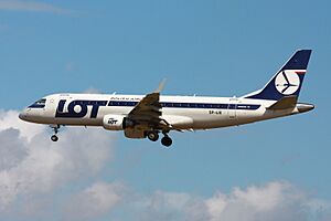 Archivo:2010-07-15 ERJ 175 LOT SP-LIE EDDF 04