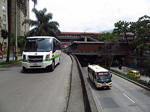 Archivo:2018 Medellín buses en la avenida Oriental con carrera 50