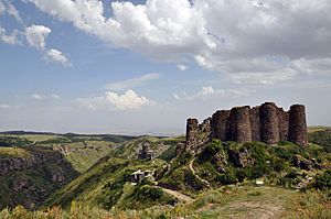Archivo:Amberd fortress and church 2009