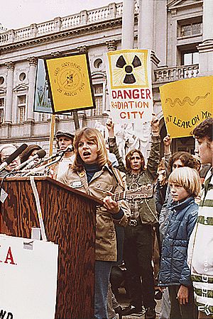 Archivo:Anti-nuke rally in Harrisburg USA