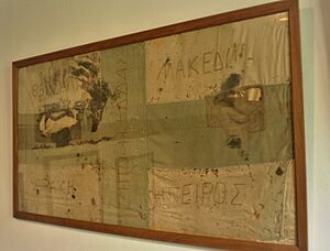 Archivo:Antigua bandera de Grecia, cuyo diseño es surgido en 1769, pero se hizo famosa por su uso en la Guerra de independencia de Grecia de 1821, siendo la oficial entre 1828 y 1970 (Museo de Arte Popular e Historia, Makrinitsa, Tesalia)