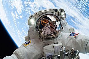 Archivo:Astronaut Mike Hopkins on Dec. 24 Spacewalk