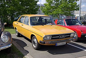 Archivo:Audi 100 BW 2011-09-03 13-39-46