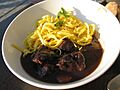 Boeuf bourguignon servi avec des pâtes