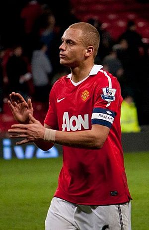 Archivo:Brown Manchester - Old Trafford - Manchester United vs Crawley Town