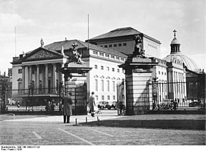 Archivo:Bundesarchiv Bild 146-1998-011-02, Berlin, Deutsche Staatsoper