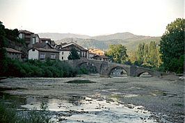 Burgui y puente medieval sobre el río Esca.