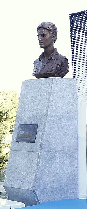 Archivo:Busto de Miguel Ángel Blanco en los jardines a los que da nombre en Madrid
