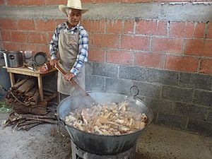 Archivo:Carnitas y chicharrón