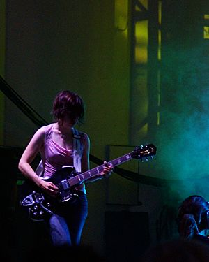 Archivo:Carrie Brownstein of Sleater-Kinney at Lollapalooza 2006