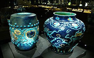 Archivo:China qing two blue ceramics