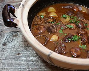 Archivo:Claypot beef stew with potatoes and mushrooms