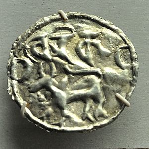 Archivo:Coin - Silver - Circa 9-10th Century 13th Century CE - Harikela Kingdom - ACCN 90-C2752 - Indian Museum - Kolkata 2014-04-04 4303