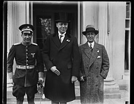 Archivo:Colombia's Goodwill Flyer is presented to President Coolidge. Lieut. Benjamin Mendes, (left) who is flying from New York to Colombia, was presented to President Coolidge at the White House LCCN2016889085