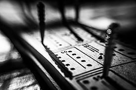 Archivo:Cribbage board with pegs3