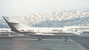 Archivo:Dassault Falcon 20DC Bancjet Burbank CA 09.86