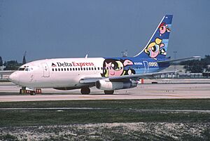 Archivo:Delta Express Boeing 737-200 N310DA @ FLL airport