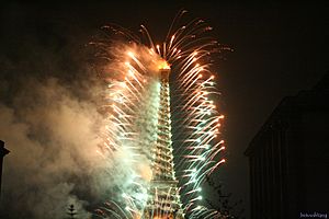 Archivo:Eiffel tower fireworks on July 14th Bastille Day