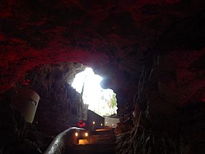 Archivo:Entrada de la gruta