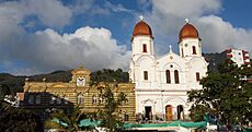 Archivo:Escuela Rosenda Torres y Basílica Menor Nuestra Señora de la Merced - Yarumal