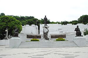 Archivo:Esculturas del Cementerio Patrimonial de Guayaquil 248