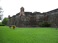 Exterior Fuerte de Omoa Honduras.jpg