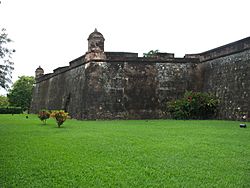 Archivo:Exterior Fuerte de Omoa Honduras