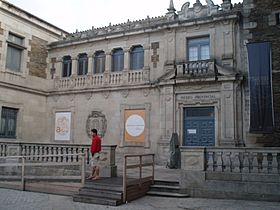 Fachada principal del Museo Provincial de Lugo, adosado a la Iglesia de San Pedro.JPG