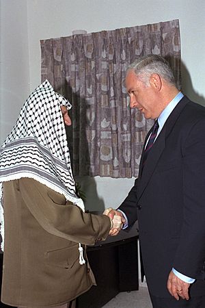 Archivo:Flickr - Government Press Office (GPO) - P.M. BENJAMIN NETANYAHU SHAKING HANDS WITH PALESTINIAN AUTHORITY CHAIRMAN YASSER ARAFAT