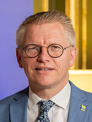 Archivo:Georges Gilkinet in 2024 at EU2024BE Informal meeting of Transport Ministers, Egmont Palace on 3 April 2024 (cropped)