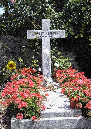 Archivo:Grave of Audrey Hepburn, Tolochenaz, Switzerland - 20080711