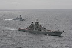 Archivo:HMS Dragon with Kirov Class 'Pyotr Velikiy' MOD 45157551