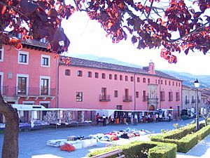 Archivo:Hospital de San Andrés en día de mercado, Mombeltrán (Ávila)