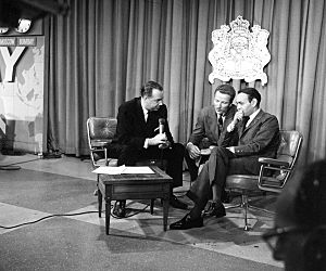 Archivo:Hugh Downs interviews King Hassan II of Morocco at the Florida showcase