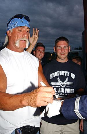 Archivo:Hulk Hogan signing