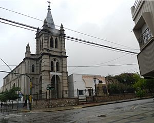 Archivo:Iglesia en la ciudad de La Rioja