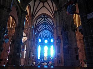 Archivo:Interior del Templo Expiatorio del Sagrado Corazón, en Zamora, Mich.
